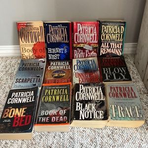12-Patricia Cornwell Paperback Books